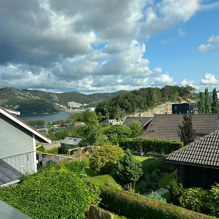 Sentral Enebolig Pa Lura Med Jacuzzi! Vakantiehuis