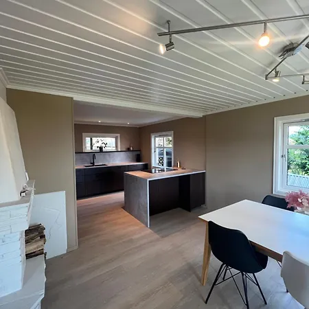 Sentral Enebolig Pa Lura Med Jacuzzi! Ferienhaus *