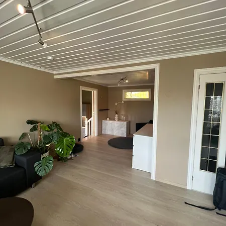 Дом отдыха Sentral Enebolig Pa Lura Med Jacuzzi! Ставангер