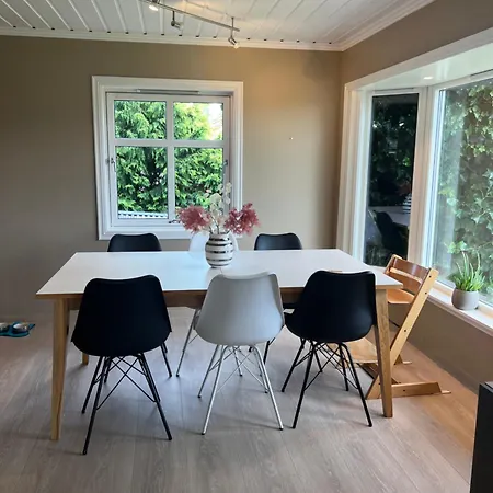 Sentral Enebolig Pa Lura Med Jacuzzi! Vakantiehuis