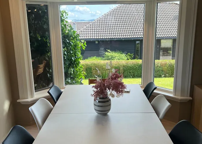 Sentral Enebolig På Lura Med Jacuzzi! Semesterbostad *