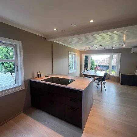 度假居 Sentral Enebolig Pa Lura Med Jacuzzi!