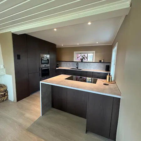 Sentral Enebolig Pa Lura Med Jacuzzi! 斯塔万格